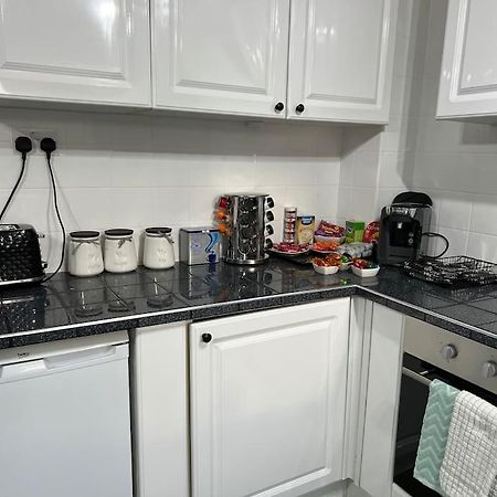 Tudor House - 6 Guests -Off Street Parking -Quiet Location - Secure Garden Wigan Extérieur photo
