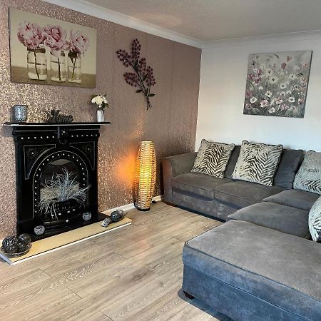 Tudor House - 6 Guests -Off Street Parking -Quiet Location - Secure Garden Wigan Extérieur photo