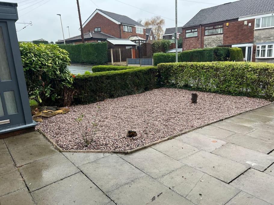 Tudor House - 6 Guests -Off Street Parking -Quiet Location - Secure Garden Wigan Extérieur photo